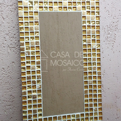 Espelho retangular com mosaico dourado