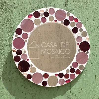 Espelho redondo com mosaico de vidro em tons de rosa, vinho e espelho