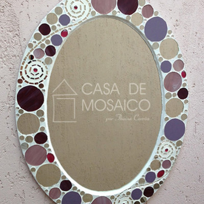Espelho oval com mosaico de vidro em tons de rosa, vinho e espelho