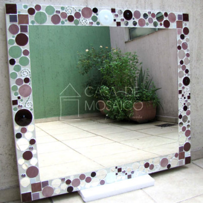 Espelho com mosaico de vidro em tons de rosa, vinho e espelho