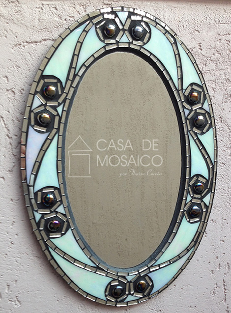 Espelho oval com mosaico preto e branco