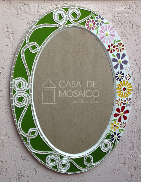 Espelho oval de vidro verde e flores coloridas