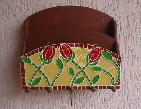 Porta-chaves e porta-cartas com tulipas vermelhas