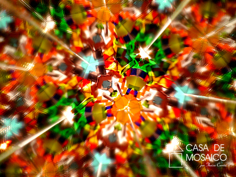 Caleidoscópio de mosaico de vidros coloridos