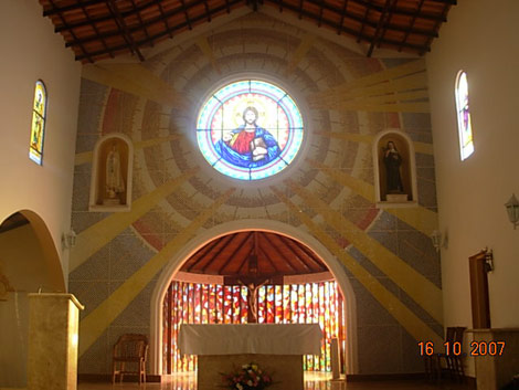 Parede em mosaico de vidro para altar de igreja