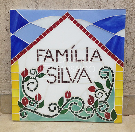 Quadro em mosaico com nome de família