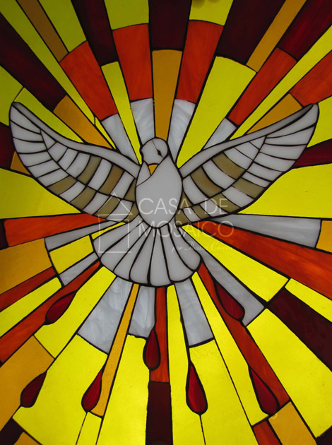 Quadro em mosaico vitral com Espírito Santo