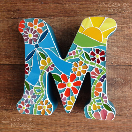 Letra M de mosaico para decoração