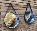 Espelho redondo de mosaico com alça de couro azul