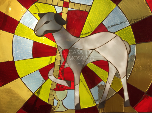 Painel de mosaico com símbolo eucarístico do Cordeiro