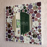 Espelho redondo com borda quadrada de mosaico de vidro em tons de rosa, vinho e espelho