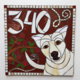 Número de mosaico para residência com desenho de cachorro