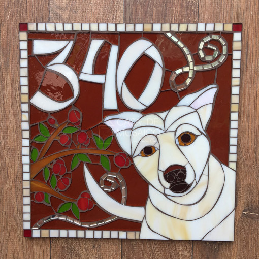 Número de mosaico para residência com desenho de cachorro