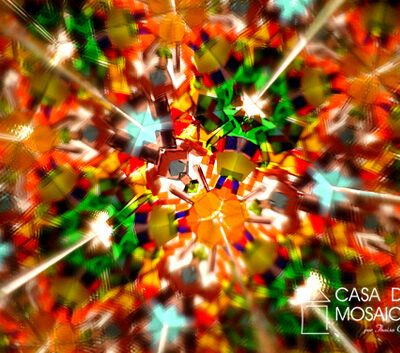 Caleidoscópio de mosaico de vidros coloridos