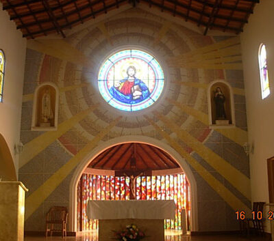 Parede em mosaico de vidro para altar de igreja