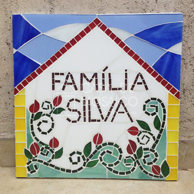 Quadro em mosaico com nome de família