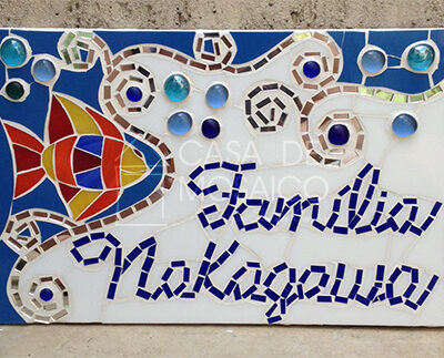 Quadro em mosaico com nome de família